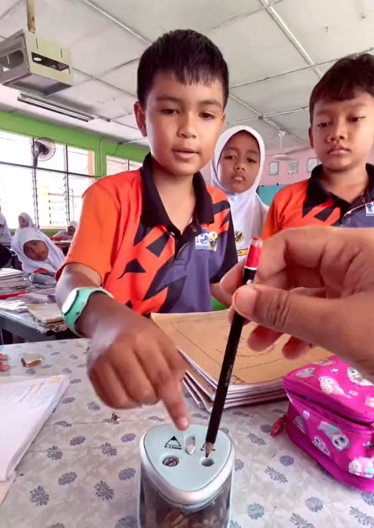 Terpegun Lihat Anak Murid Bawa Pengasah Pensel Terlalu Canggih, Reaksi Guru Pula Tarik Perhatian Ramai 1 Screenshot 2023 08 04 093506