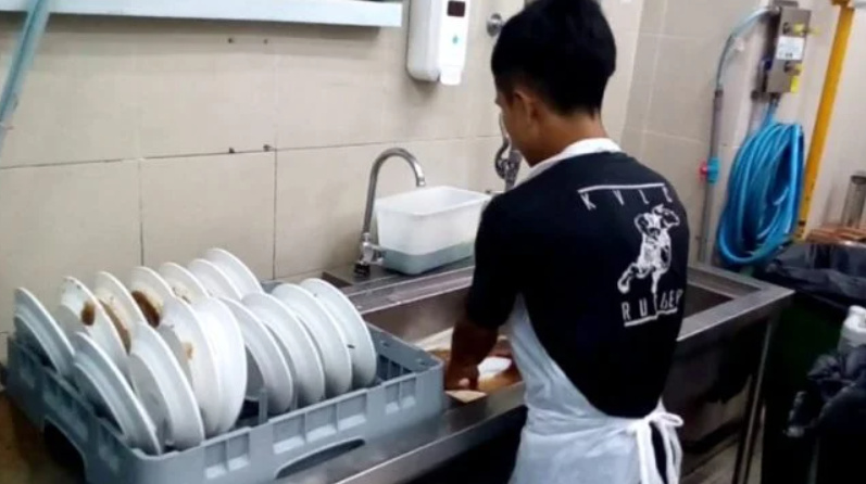 Kerja Hanya Cuci Pinggan, Tapi Gaji Sebulan Pula Buat Ramai Yang Tak Sangka 2 Screenshot 2023 08 25 112517