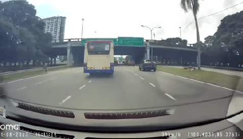 Rakaman Lelaki Baling Batu Pada Bas Di Bawah Flyover Tarik Perhatian Netizen 1 balingbatu2
