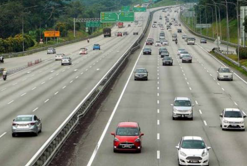 Rakaman Kereta Secara Tiba-Tiba Masuk Selekoh Kiri, Penunggang Motosikal Hampir Kemalangan 1 Screenshot 2023 09 03 131311