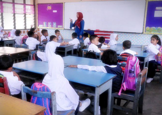 Anak Murid Menangis 'Boyfriend' Kena Rampas, Reaksi Guru Pula Buat Ramai Terhibur 1 Screenshot 2023 09 03 194633