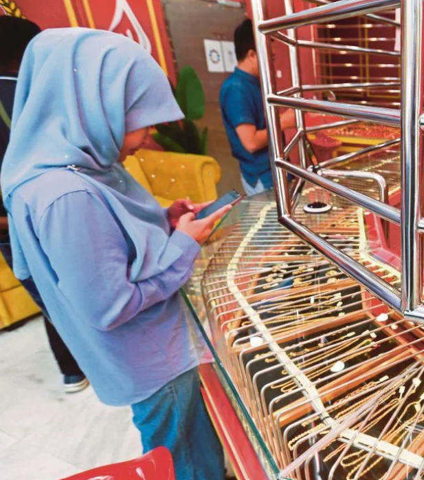 Nak Gadai Gelang Emas Untuk Beli Laptop Anak, Tak Sangka Ini Reaksi Pemilik Kedai 1 Screenshot 2023 09 04 085755