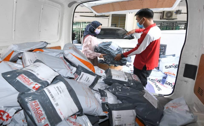 Dia Yang Beli Barang Dari China Tapi Kurier Pula Dipersalahkan, Sekali Lelaki Ini Beri Respon Buat Pakcik Ini Terdiam 1 Screenshot 2023 09 06 210423