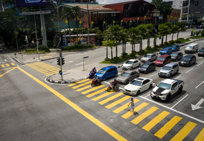 Lintas Jalan Tanpa Lihat Kiri Dan Kanan, Reaksi Lelaki Ini Marah Penunggang Motosikal Tarik Perhatian Ramai 1 Screenshot 2023 09 14 213435