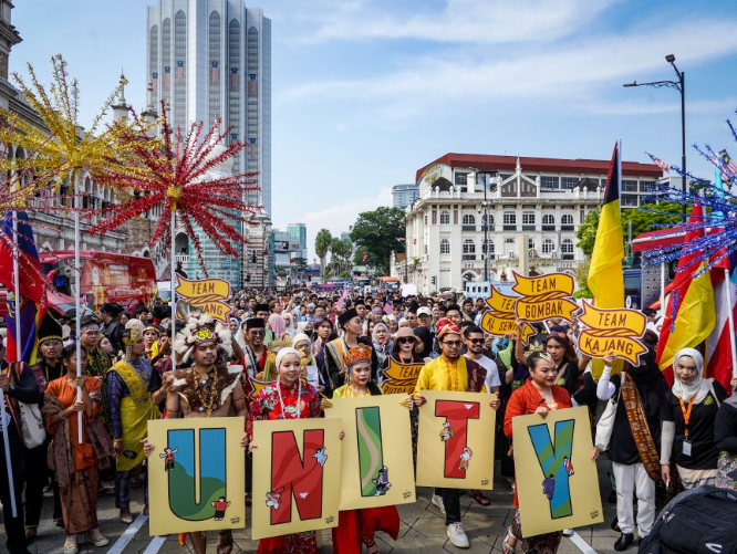 Teruja Sertai 'Keretapi Sarong 2023' Sempena Hari Malaysia, Reaksi Anak Muda Ini Buat Ramai Terharu 1 Screenshot 2023 09 18 093711