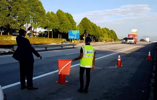 Penat Jaga Jalan Sampai Tertidur Di Divider, Reaksi Anak Muda Ini Buat Ramai Yang Sebak 1 Screenshot 2023 09 21 091705
