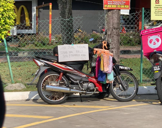 Pelanggan Tak Nak Beli, Tindakan Warga Asing Ini Jual Kain Batik Rumah Ke Rumah Buat Ramai Bengang 1 Screenshot 2023 09 22 120550