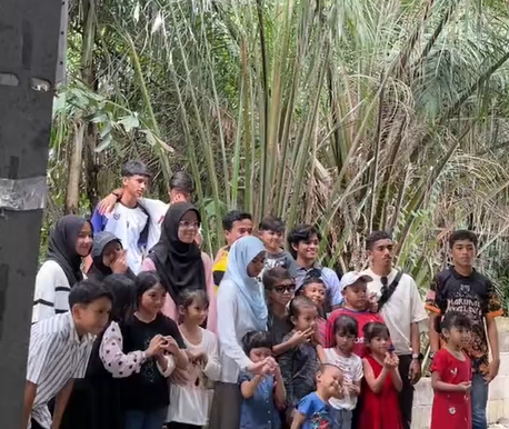 Cucu-Cucu Tengah Bergambar, Sekali Reaksi Atuk Dan Nenek Ini Pula Tarik Perhatian Netizen 1 Screenshot 2023 09 25 183018