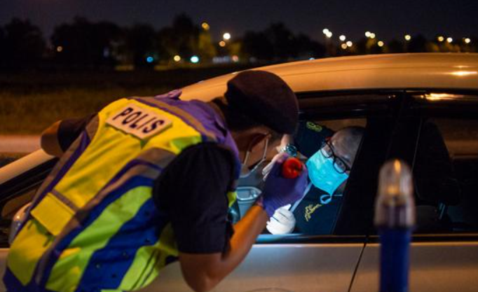 Wanita Gelabah Polis Tiba-Tiba Ketuk Cermin Kereta Ketika 'Live', Sekali Ini Yang Terjadi 1 Screenshot 2023 09 26 145803