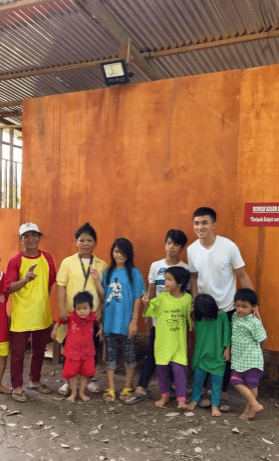 Hadiahkan Sebuah Rumah Untuk Ahli Keluarga Ramai, Situasi Ini Buat Ramai Yang Sebak 1 rumah2