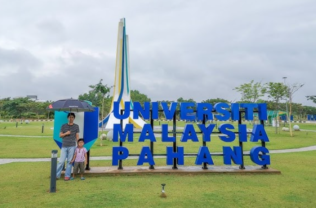 Sanggup Jalan Kaki Sambil Tolak Bagasi Untuk Hantar Anak Ke Universiti, Reaksi Keluarga Ini Buat Ramai Sebak 1 Screenshot 2023 10 02 130921