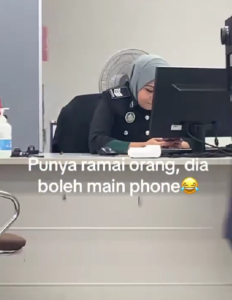 Rakam 'Akak Kerajaan' Main Phone, Ramai Dakwa Makan Gaji Buta 1 Screenshot 2023 10 05 095947