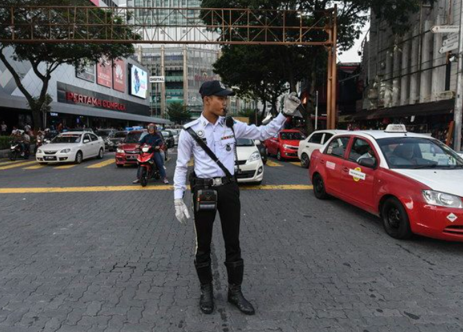 Tolong Pakcik Tolakkan Motor Hingga Ke Seberang Jalan, Tindakan Polis Trafik Ini Tarik Perhatian Ramai 1 Screenshot 2023 10 05 153252