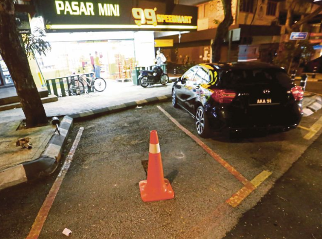 Wanita Bengang Hampir Dilanggar Kereta Selepas Cop Parking, Sekali Ini Yang Terjadi 1 Screenshot 2023 10 08 163454