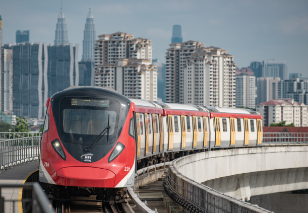 Selamba Cabut Kasut Dan Makan Bersepah Dalam Mrt, Tindakan Lelaki Ini Undang Amarah Netizen 1 Screenshot 2023 10 09 150450