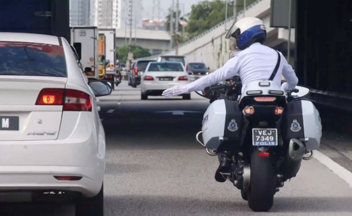 Tak Perasan Polis Trafik Di Hadapan, Reaksi Pemandu Hilux Langgar Lampu Isyarat Tarik Perhatian Ramai 1 Screenshot 2023 10 10 123817