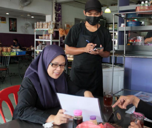 'Pelanggan' Tawar Pekerja Untuk Bekerja Di Restoran Lain, Sekali Tindakan Majikan Ini Buat Ramai Sokong 1 Screenshot 2023 10 11 175405