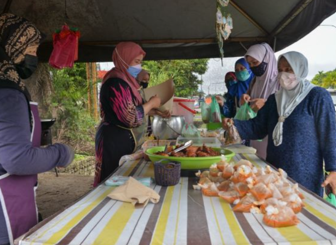 Rakan Borong Semua Makanan Dan Minta Beri Pada Orang Awam, Reaksi Peniaga Ini Buat Ramai Yang Sebak 1 Screenshot 2023 10 13 100929