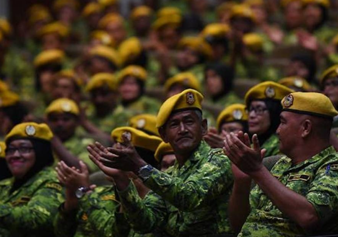 Terlalu Fokus Dengan Telifon, Tindakan Anggota Rela 'Sound' Warga Asing Di Imigresen Jadi Perhatian Netizen 1 Screenshot 2023 10 20 105043