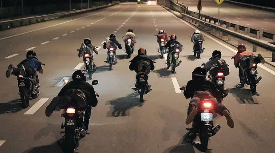 Buat Aksi 'Superman' Atas Motor, Tindakan Wanita Ini Buat Ramai Terhibur 1 Screenshot 2023 10 27 145120