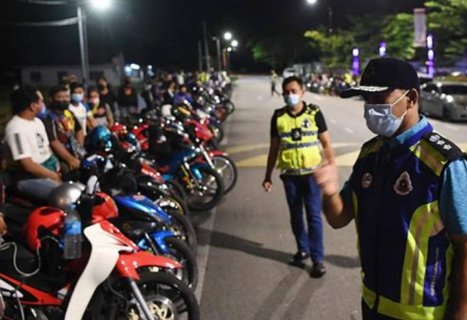 Kena Selawat Selepas Ditahan Dan Dibawa Ke Balai, Sekali Reaksi Rider Ini Pula Jadi Perhatian Ramai 1 Screenshot 2023 10 30 102211