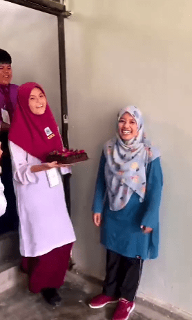 Anak Murid Jatuh Tangga, Reaksi Guru Ini Di'Prank' Buat Ramai Terharu 1 guru2