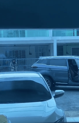 Buat Kurier Hantar Barang Pakai Kereta Ini, Gelagat Wanita Ini Raih Perhatian 1 kurier2