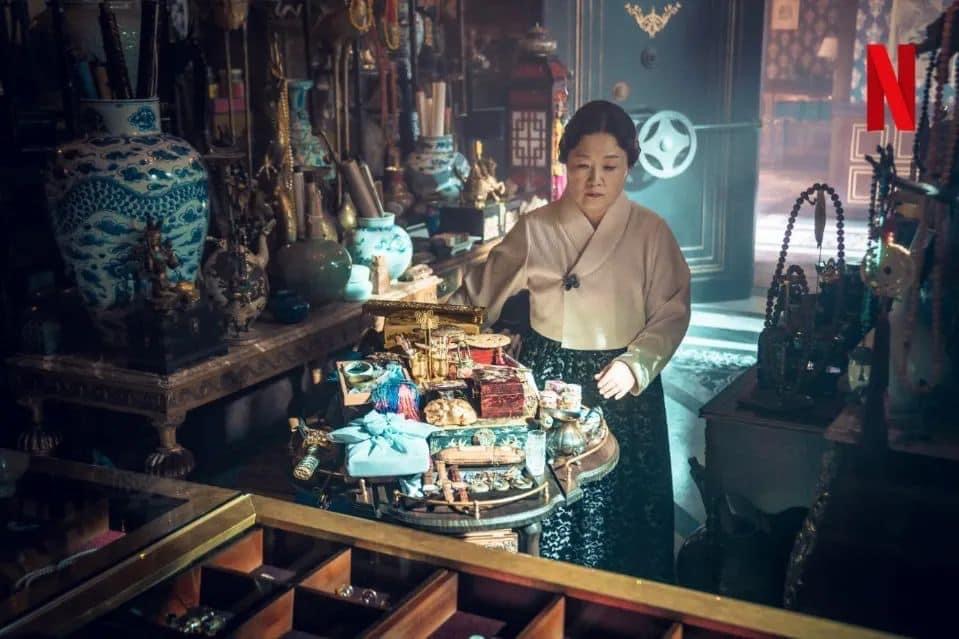 Gyeongseong Creature: Park Seo Joon, Han So Hee Tampil Tegang dalam Teaser 9 IMG 2761