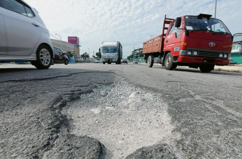 Letak Batu Bata Dalam Jalan Berlubang, Tindakan Penunggang Motosikal Ini Dapat Pujian Ramai 1 Screenshot 2023 11 01 153150