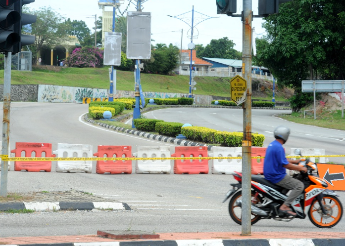 Akibat Tak Perlahankan Kenderaan Ketika Kerja Penyelenggaraan Jalan Dilakukan, Lihat Apa Yang Terjadi 1 Screenshot 2023 11 11 154658