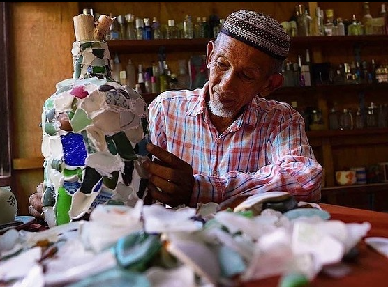 Kumpul Botol Kaca Dan Cawan Dari Tahun 70an, Sekali Reaksi Pakcik Ini Sambut Tetamu Pula Jadi Perhatian 1 Screenshot 2023 11 14 111919