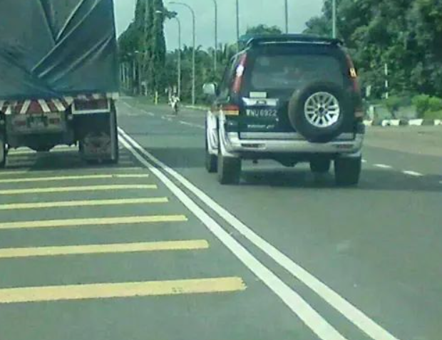 "Dah Lah Bawa Penumpang"-Reaksi Pemandu Bas Potong Di 'Double Line', Tarik Perhatian Ramai 1 Screenshot 2023 11 14 153950