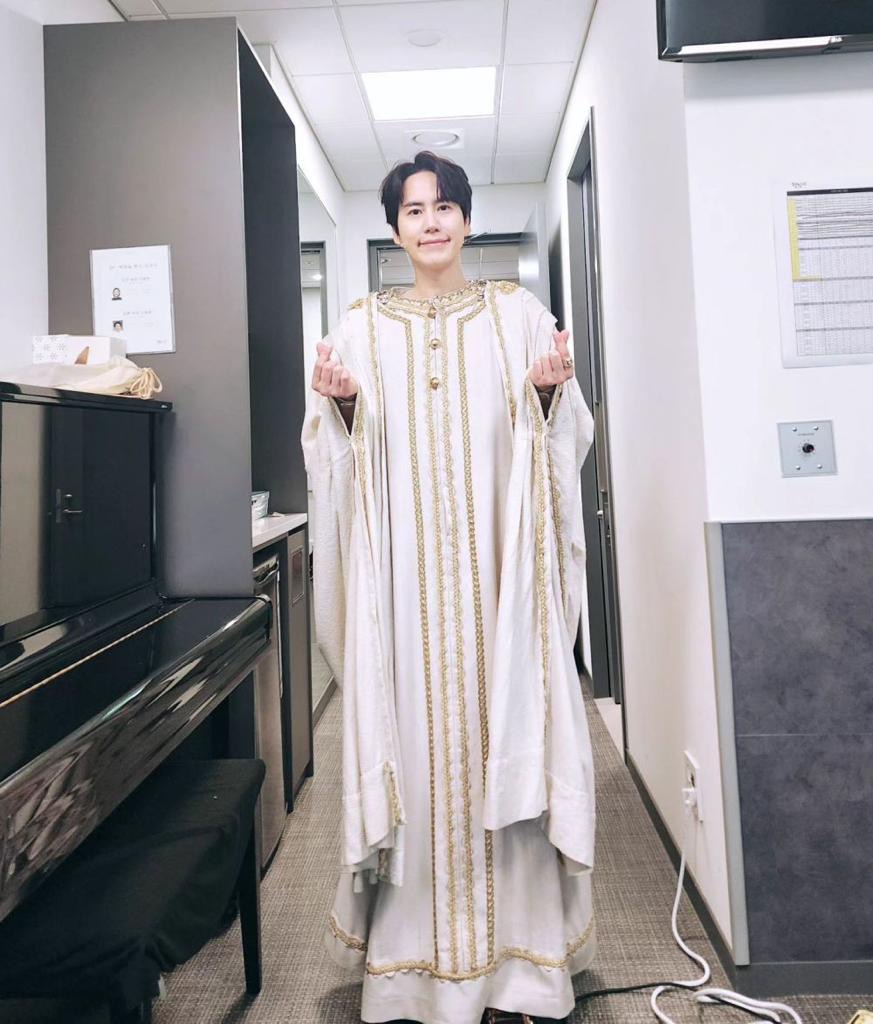 Super Junior Kyuhyun Tercedera Menyelamatkan Rakannya Yang Hampir Ditikam Oleh Penceroboh 2 ab0e111b 1896 4621 9050 6ebc6e0dcc4f