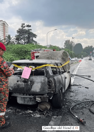 Kereta Habis Rentung Terbakar, Kereta Pelakon Dilihat Terbakar Di Tepi Jalan Raya 1 terbakar1