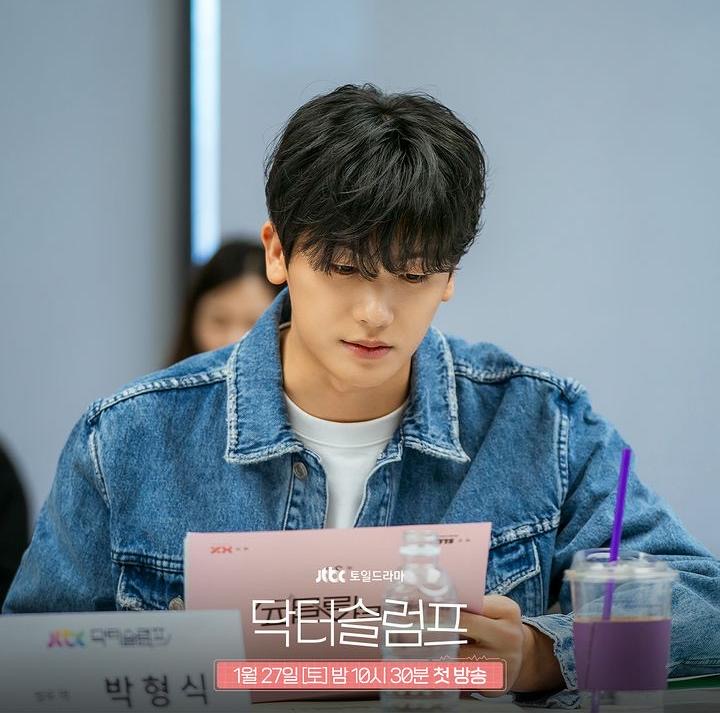 13 Foto Sesi Pembacaan Skrip Drama Doctor Slump, Park Shin Hye dan Park Hyung Sik Bergabung Selepas 10 Tahun 2 322cc548 ebb8 49a4 9e1f e48fc70c56c1