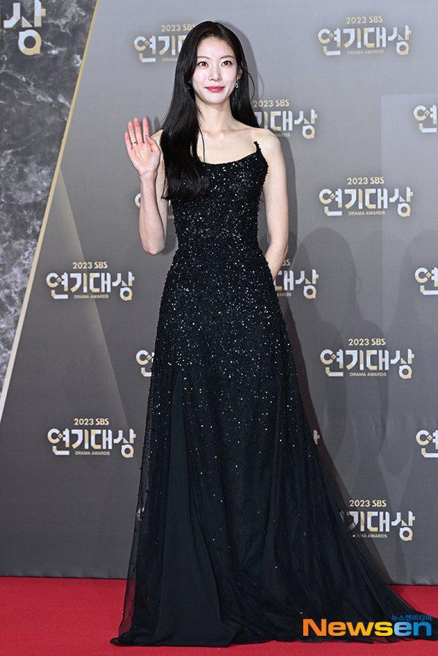 Selepas Pengebumian Lee Sun Kyun, Suasana Berkabung Merupakan Kod Berpakaian Untuk SBS Drama Awards 2023 5 d193c2f8 5b2b 4a6a 8b2e dba7f3f8179a