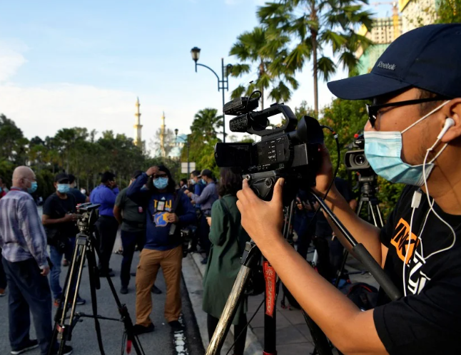 Terjatuh Ketika Siaran Langsung, Reaksi Pemuda Ini Pula Jadi Perhatian 1 Screenshot 2024 01 04 205026