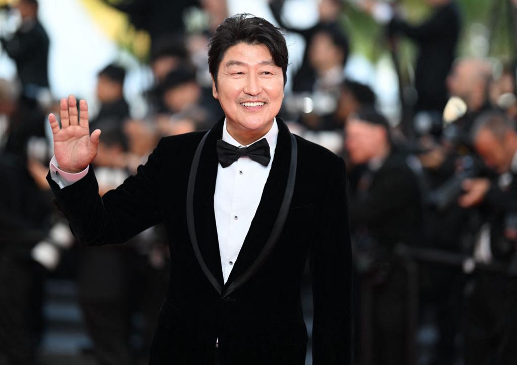 Uncle Samsik Bakal Menemui Anda Tidak Lama Lagi, Kdrama Pertama Lakonan Song Kang Ho 4 d7d09792 5450 4f29 99f1 2e1e82af9534