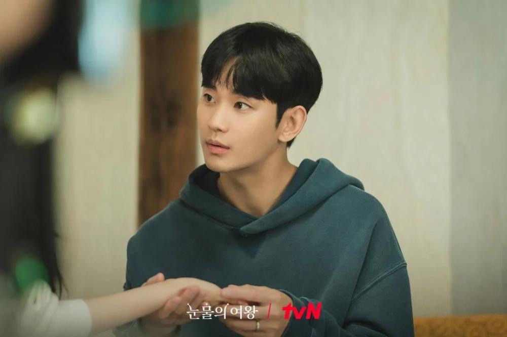 Cinta Bertaut Kembali dalam Queen of Tears? Sesalan Menghantui Kim Soo Hyun 7 20b17b20 b55c 447e 92ec 2d3bd2f5f944