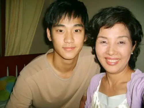 Kim Soo Hyun Tidak Hadiri Majlis Perkahwinan Bapanya 4 IMG 2557