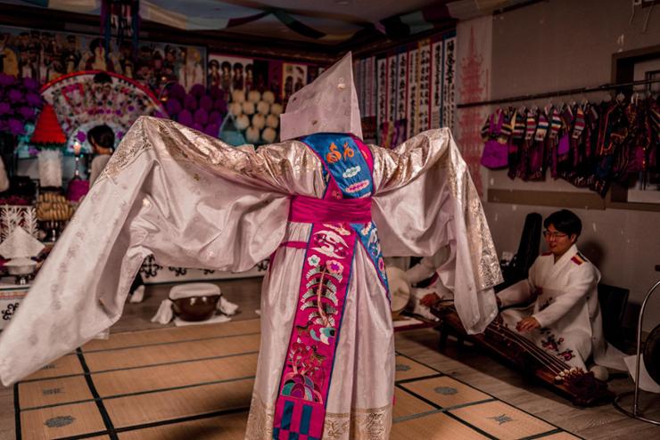 Shaman: Whispers from the Dead, Siri Dokumentari Korea Tentang Misteri Penyiasatan Dukun dan Hantu 7 IMG 6359