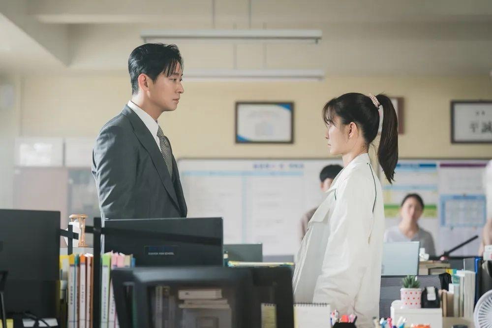 Drama Romcom “Love Your Enemy”, Ju Ji Hoon dan Jung Yu Mi Bawa Kisah Musuh-Menjadi-Kekasih 2 02b5cac7 5e9c 4dc7 8723 a6b42f09deb1