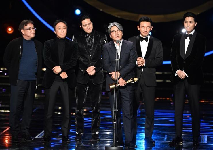 Anugerah Blue Dragon Mengecewakan, Lebih Fokus pada Skandal Berbanding Karya Seni 4 Blue dragon
