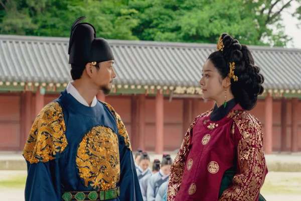 The Queen Who Crowns Episod 1 &2, Memfokuskan Konflik Istana dan Kewujudan Orang Ketiga 6 The queen who crowns