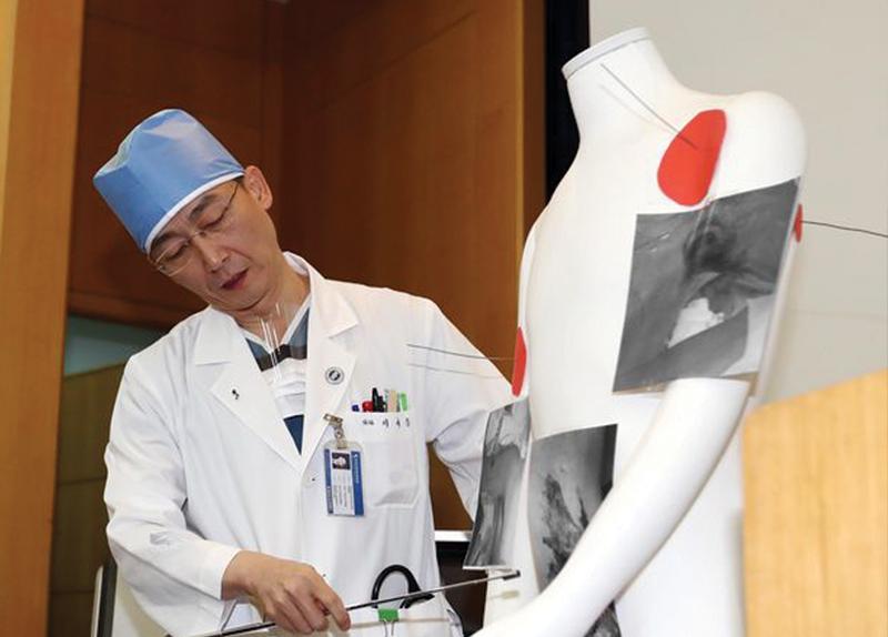 Lee Guk Jong Ialah Doktor Inspirasi di Sebalik Watak Baek Kang Hyuk dalam The Trauma Code: Heroes on Call 3 Baek Kang Hyuk