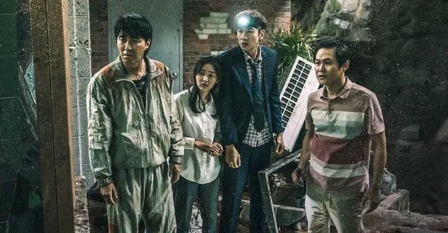 10 Filem Korea Survival, Dari Serangan Zombie ke Bencana Alam yang Menguji Jiwa dan Raga 6 5fe12280 c5fe 4fa4 8414 0ac2e06347cf