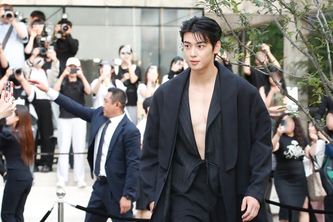 Nantikan Kemunculan 2 Sisi Cha Eun Woo dalam Filem Komedi dan Siri Aksi Terbarunya 3 Cha eun woo