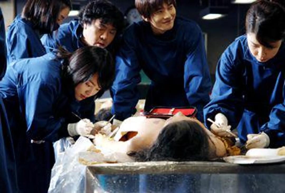 Di Sebalik Stetoskop, 5 Filem Seram Thriller Korea yang Bongkar Kegelapan Dunia Perubatan 1 Filem seram thriller
