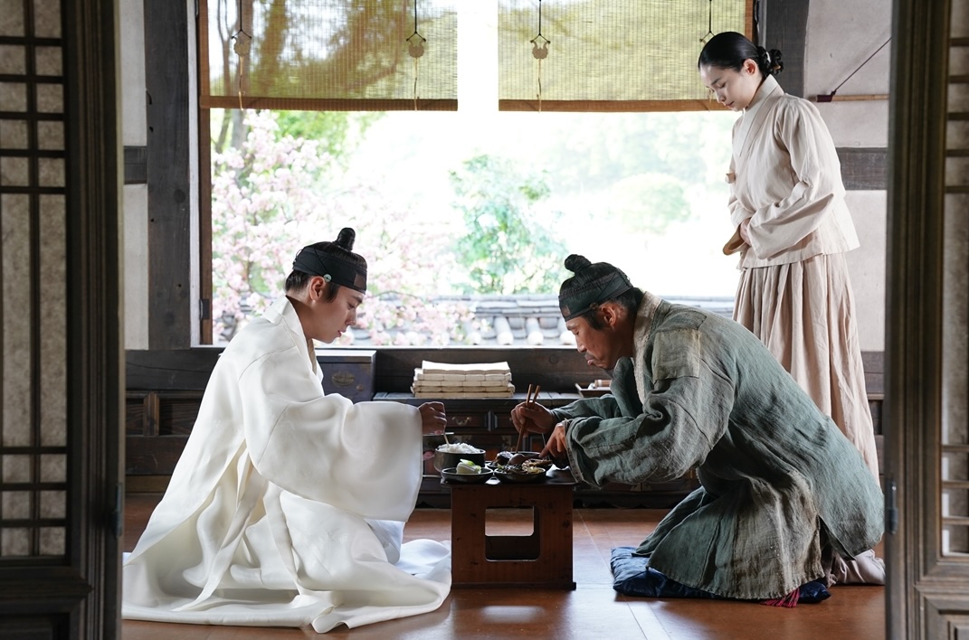 The King Warden: Sinopsis Lengkap & Trailer Epik Raih 15 Juta Tontonan 4 Poster rasmi filem Korea The King Warden 2026