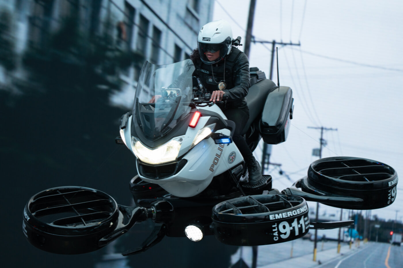 Review Sci-Fi Thriller “Mercy” (2026): AI Hakim Yang Tentukan Hidup Mati Dalam 90 Minit 8 Mercy (2026)
